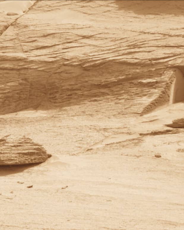 An enhanced photo of a rectangular fissure on the surface of Mars